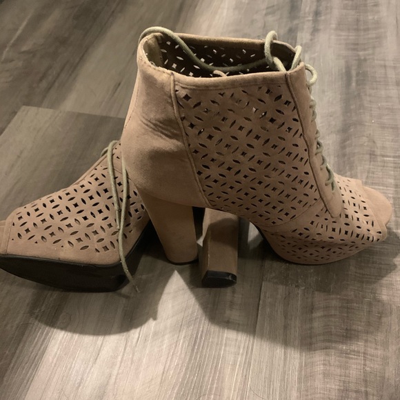 Heels - Picture 5 of 5